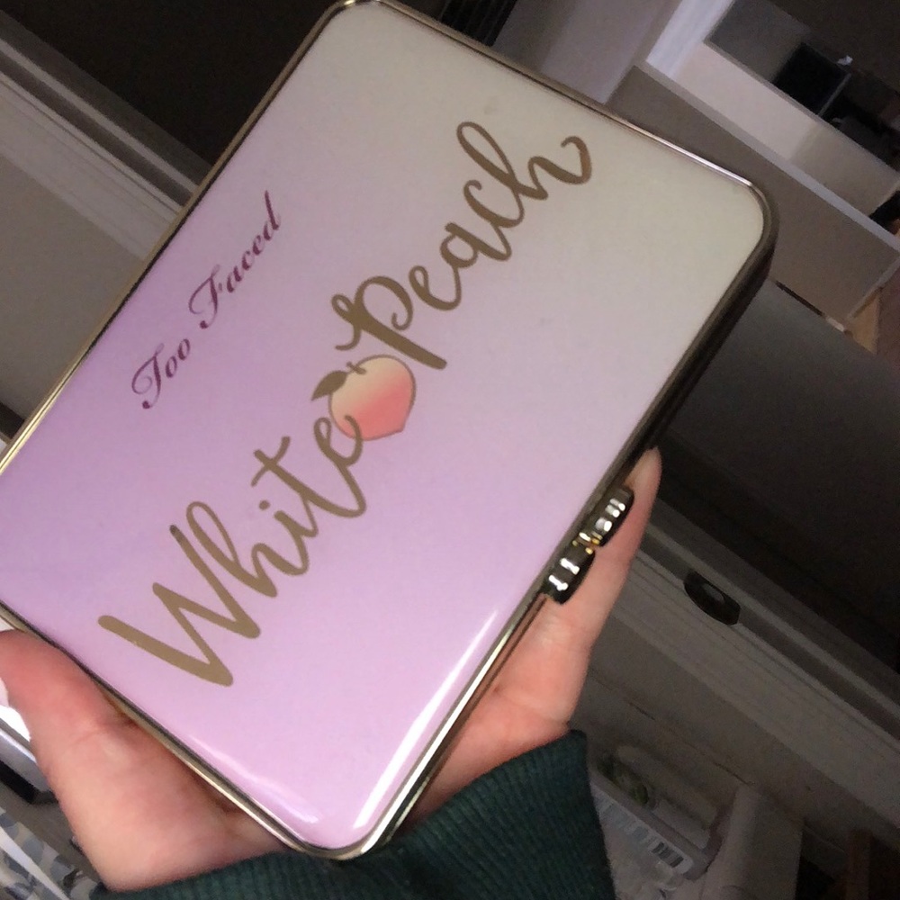 Too faced white peach pallet